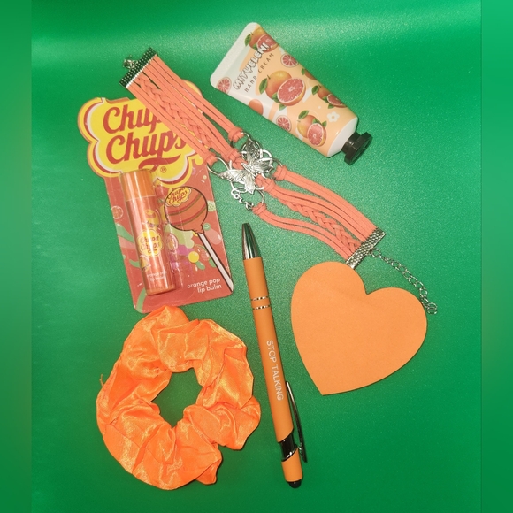 THE GRINCH × THE REVOLUTION COSMETIC BAG & BRACELET CHRISTMAS BUNDLE ✨️🎄 - Picture 3 of 4